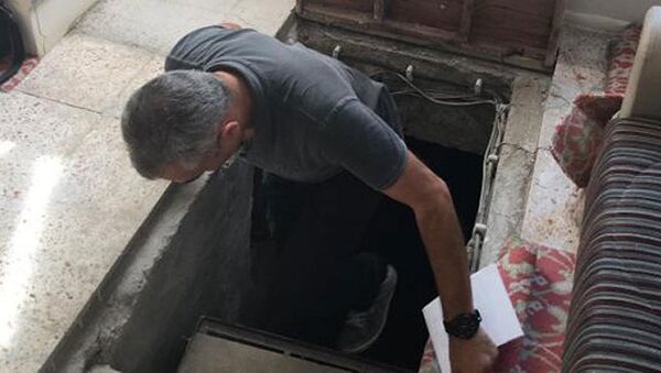 Приватна средња школа Yаманлар која је затворена због сумње у повезаност са терористичком организацијом Фетуллахци (ФЕТО), полиција је пронашла тунел између џамије и кантине. - Sputnik Србија