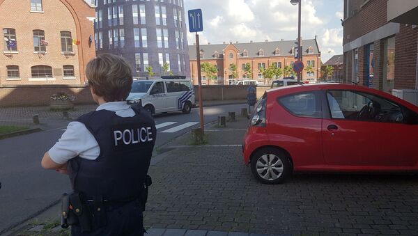 Policajac u blizini policijske stanice u južnom belgijskom gradu Šarlroa nakon napada muškarca sa mačetom. - Sputnik Srbija