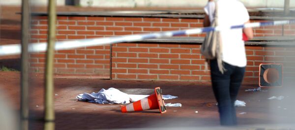 Žena na mestu zločina gde je napadač sa mačetom napao dve policajke u gradu Šarloa u Belgiji. Žena na mestu zločina gde je napadač sa mačetom napao dve policajke u gradu Šarloa u Belgiji. - Sputnik Srbija