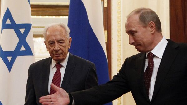 Bivši predsednik Izraela Šimon Peres i predsednik Rusije Vladimir Putin nakon konferencije za medije u Moskvi. - Sputnik Srbija