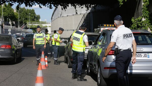 Policija vrši kontrolu vozila u Marseju na jugu Francuske. - Sputnik Srbija