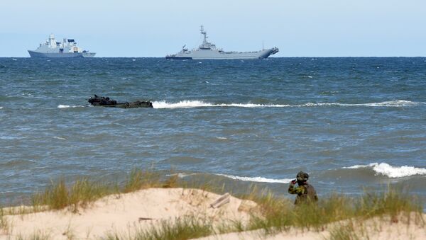 NATO trupe se iskrcavaju na obali Ustka u severnoj Poljskoj, tokom vojnih vežbi Baltops u Baltičkom moru. - Sputnik Srbija