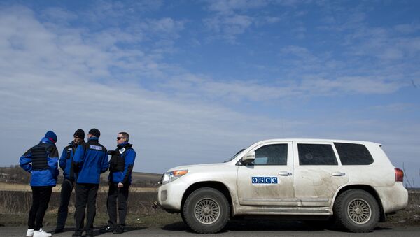 Međunarodni posmatrači misije OEBS-a čekaju na kontrolnom punktu u Uljanovsku, stotinak kilometara istočno od Donjecka blizu ukrajinske granice sa Rusijom. - Sputnik Srbija