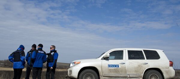 Међународни посматрачи мисије ОЕБС-а чекају на контролном пункту у Уљановску, стотинак километара источно од Доњецка близу украјинске границе са Русијом. - Sputnik Србија