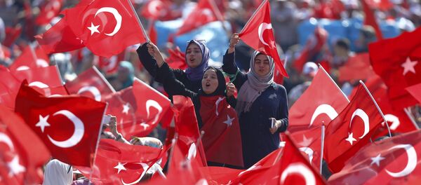 Turske zastave i simboli na skupu u Istanbulu koji je organizovao predsednik Redžep Tajip Erdogan - Sputnik Srbija