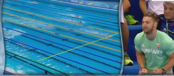 Навијање тренера и мужа мађарске пливачице Катинке Хосу на Олимпијским играма у Рију, када је оборила светски рекорд на 400 метара слободним стилом. - Sputnik Србија