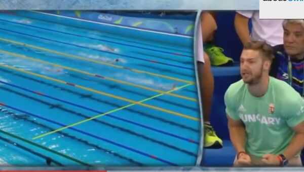 Navijanje trenera i muža mađarske plivačice Katinke Hosu na Olimpijskim igrama u Riju, kada je oborila svetski rekord na 400 metara slobodnim stilom. - Sputnik Srbija
