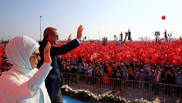 Redžep Tajip Erdogan sa suprugom na mitingu podrške u Istanbulu. - Sputnik Srbija