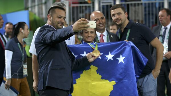 Meljinda Keljmendi kao učesnica Kosova na OI pozira za fotografiju sa navijačima. - Sputnik Srbija
