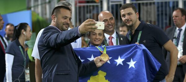 Мeљинда Кељменди као учесница Косова на ОИ позира за фотографију са навијачима. Мeљинда Кељменди као учесница Косова на ОИ позира за фотографију са навијачима. - Sputnik Србија