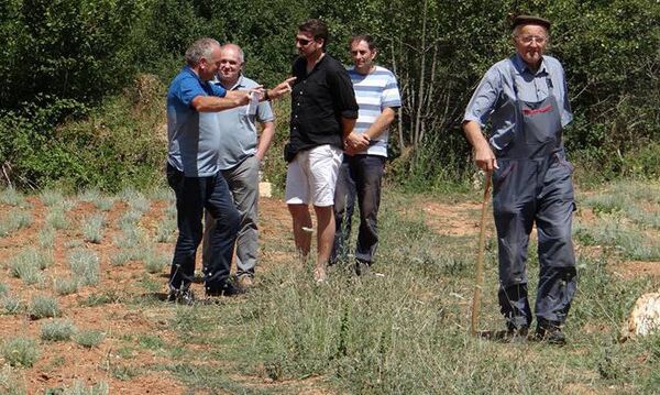 Nikola Luša, poverenik Samostalne demokratske srpske stranke u na imanju porodice povratnika u Otišić u Dalmatinskoj zagori. U mestu koje je nekada imalo više od hiljadu stanovnika danas ih živi 27. Nikola Luša, poverenik Samostalne demokratske srpske stranke u na imanju porodice povratnika u Otišić u Dalmatinskoj zagori. U mestu koje je nekada imalo više od hiljadu stanovnika danas ih živi 27. - Sputnik Srbija