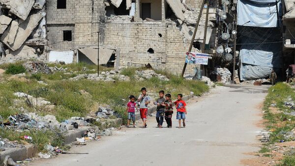 Deca u porušenom okrugu Alepa. - Sputnik Srbija