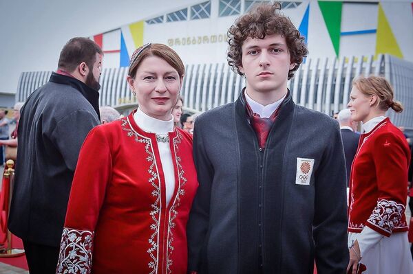 Nino Salukvadze sa sinom Cotneom, koji se takođe bori u Riju kao strelac Nino Salukvadze sa sinom Cotneom, koji se takođe bori u Riju kao strelac - Sputnik Srbija