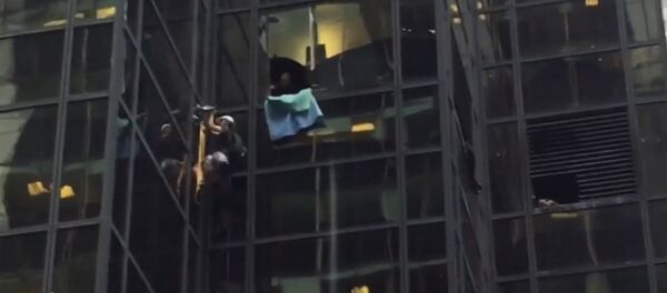 Čovek koristeći vakuum opremu popeo uz fasadu oblakodera Tramp Touer u Njujorku - Sputnik Srbija