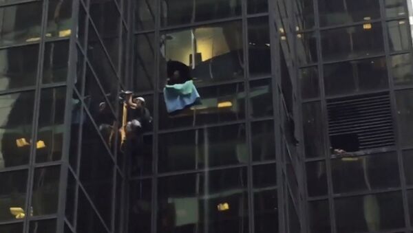Човек користећи вакуум опрему попео уз фасаду облакодера Трамп Тоуер у Њујорку - Sputnik Србија