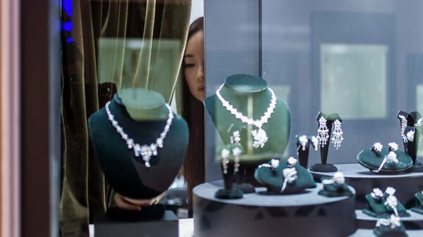 Продавачица проверава изложени накит пре отварања Сајма накита и драгог камења у Хонг Конгу. - Sputnik Србија