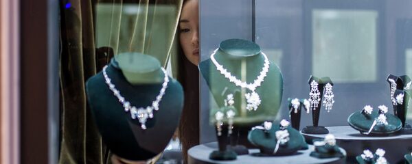 Продавачица проверава изложени накит пре отварања Сајма накита и драгог камења у Хонг Конгу. Продавачица проверава изложени накит пре отварања Сајма накита и драгог камења у Хонг Конгу. - Sputnik Србија