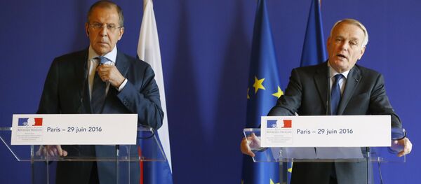 Министар спољних послова Русије Сергеј Лавров и министар спољних послова Француске Жан Марк Ејро говоре на заједничкој конференцији за медије у Паризу. Министар спољних послова Русије Сергеј Лавров и министар спољних послова Француске Жан Марк Ејро говоре на заједничкој конференцији за медије у Паризу. - Sputnik Србија