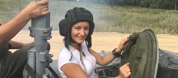 Новинарка Спутњика као тенкиста - Sputnik Србија