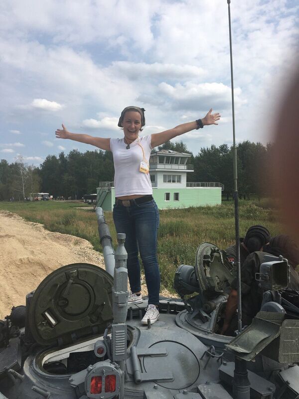 Novinarka Sputnjika na tenku Novinarka Sputnjika na tenku - Sputnik Srbija