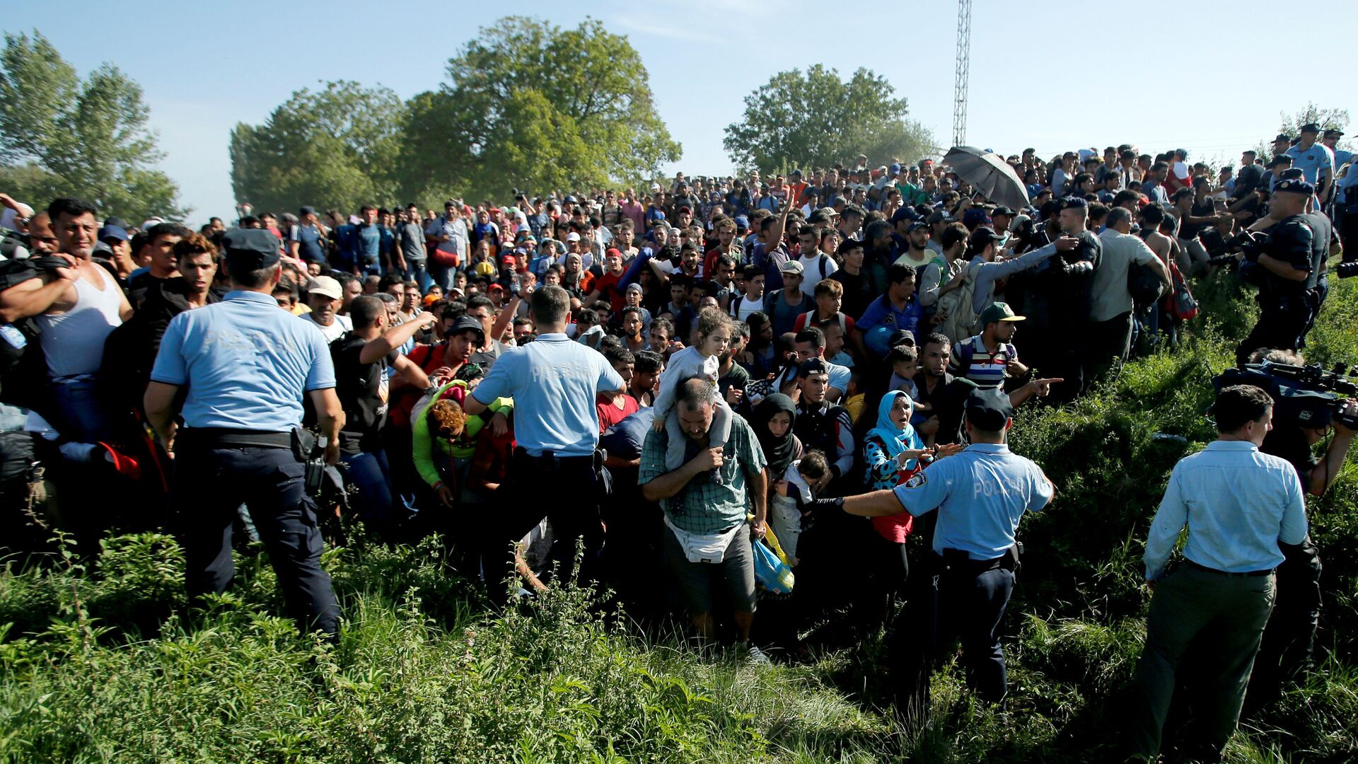 Policija upućuje migrante tokom stampeda prema autobusu u Tovarniku u Hrvatskoj. - Sputnik Srbija, 1920, 03.12.2021