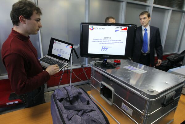 Путници приликом уласка на станицу пролазе кроз строге безбедносне провере Путници приликом уласка на станицу пролазе кроз строге безбедносне провере - Sputnik Србија