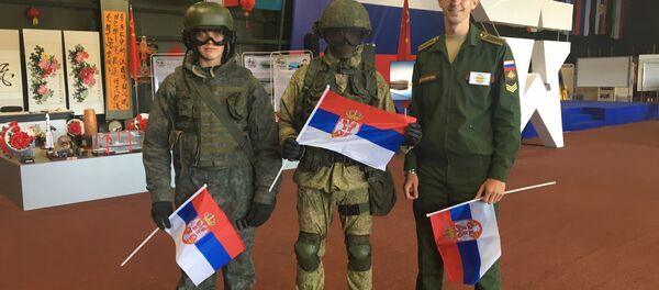 Руски војници са српским заставама - Sputnik Србија