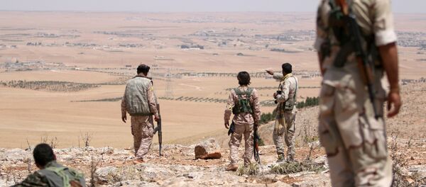 Борци војног савета Манбиџа посматрају положаје у јужном руралном делу Манбиџа у Сирији. Борци војног савета Манбиџа посматрају положаје у јужном руралном делу Манбиџа у Сирији. - Sputnik Србија
