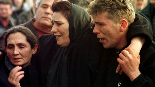 Porodica poginulog policajca Milana Stevanovića tokom sahrane u Goraždevcu. - Sputnik Srbija