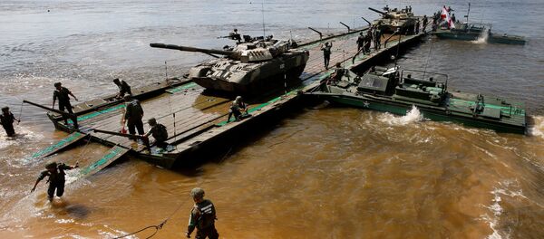 Posada ruskih tenkova T-80 na pontonskom mostu tokom takmičenja Otvorena voda za pontonske jedinice u okviru Međunarodnih vojnih igara 2016. - Sputnik Srbija