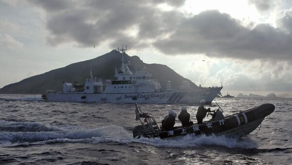 Чамац и брод Јапанске обалске страже у близини спорних острва Сенкаку. - Sputnik Србија