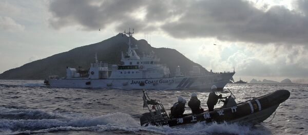 Чамац и брод Јапанске обалске страже у близини спорних острва Сенкаку. - Sputnik Србија