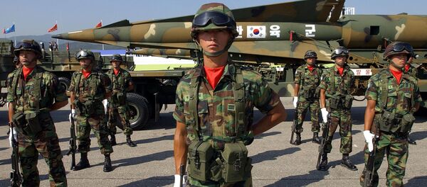 Војници јужнокорејске артиљерије стоје испред ракета земља-земља Хјунму на аеродрому Сенгнам у близини Сеула. - Sputnik Србија