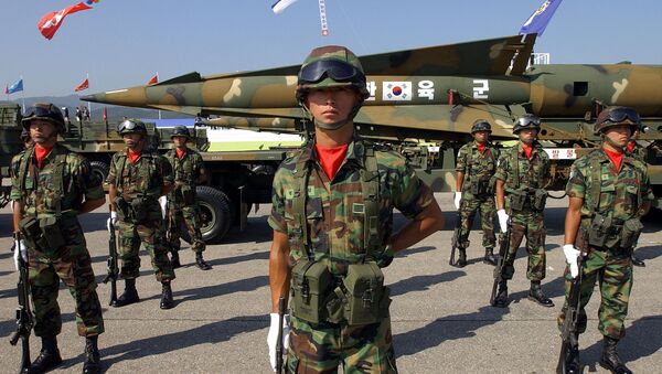 Vojnici južnokorejske artiljerije stoje ispred raketa zemlja-zemlja Hjunmu na aerodromu Sengnam u blizini Seula. - Sputnik Srbija