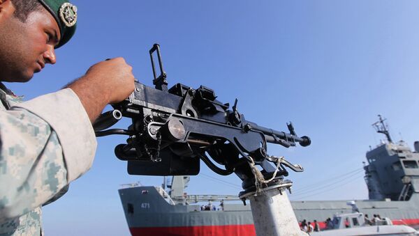  Ирански војник чува стражу на војном глисеру током морнаричких вежби у јужном Ирану - Sputnik Србија