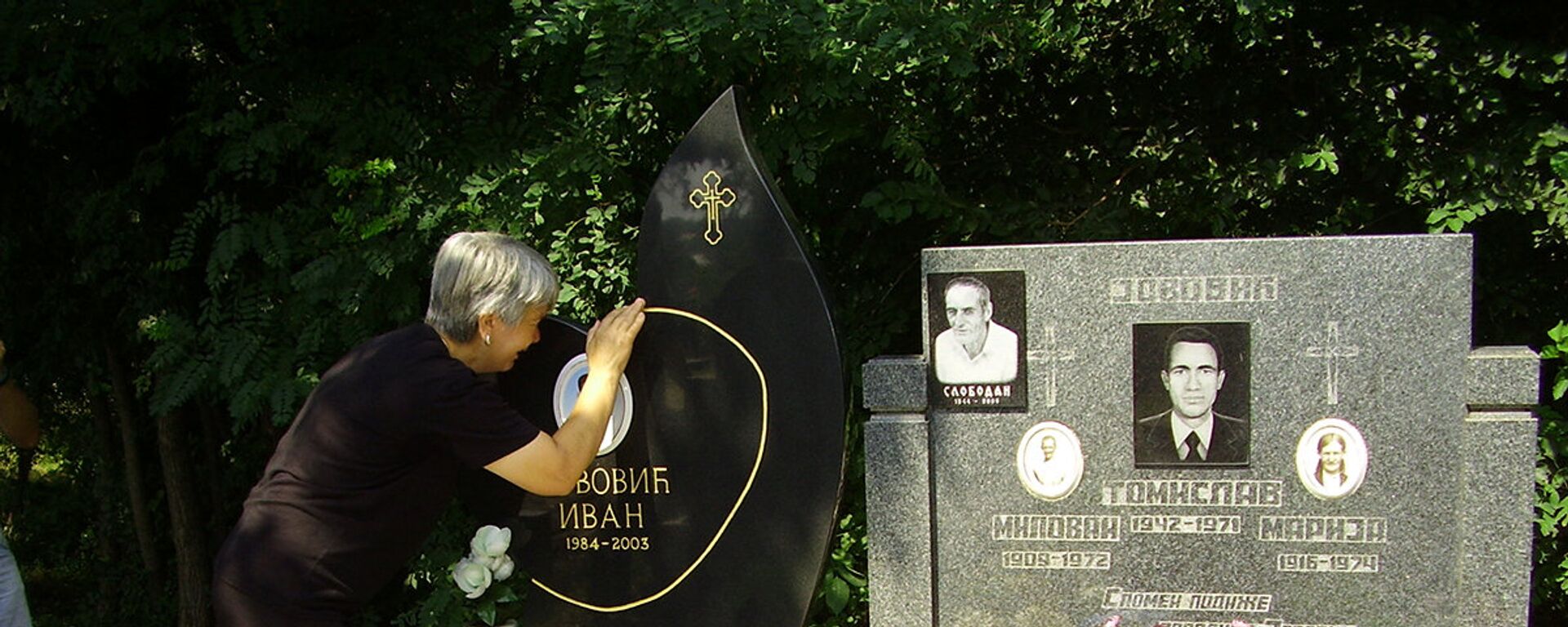 Majka Ivana Jovovića na grobu svog sina u Goraždevcu. - Sputnik Srbija, 1920, 13.08.2021