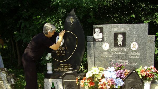 Majka Ivana Jovovića na grobu svog sina u Goraždevcu. - Sputnik Srbija