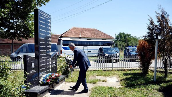 Хашим Тачи полаже цвеће на спомен плочу настрадалим дечацима - Sputnik Србија