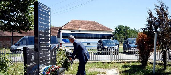 Хашим Тачи полаже цвеће на спомен плочу настрадалим дечацима - Sputnik Србија