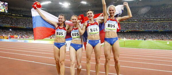 Ruske atletičarke nakon osvojene zlatne medalje na Olimpijskim igrama 2008. - Sputnik Srbija