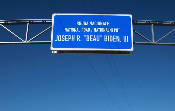 Hvala što ste bombardovali Srbe! Čime je Albance zadužio Bajdenov sin - Sputnik Srbija