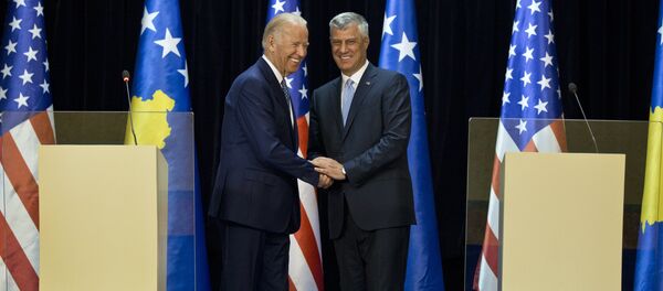 Потпредседник САД Џо Бајден и Хашим Тачи у Приштини Потпредседник САД Џо Бајден и Хашим Тачи у Приштини - Sputnik Србија