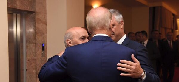 Isa Mustafa, Hašim Tači i Džo Bajden u zagrljaju. - Sputnik Srbija