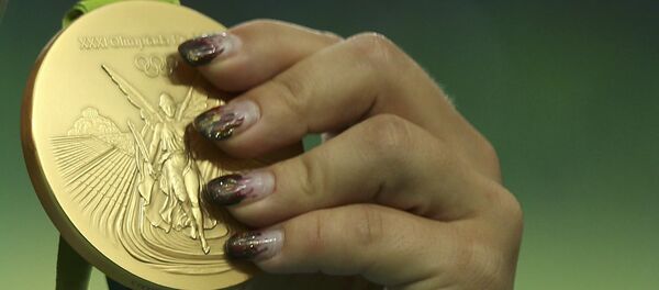 Kristina Vogel iz Nemačke drži zlatnu medalju - Sputnik Srbija