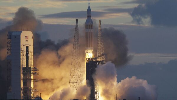 NASA-ina kapsula Orion na raketi Delta IV tokom lansiranja sa Kejp Kanaverala na Floridi. - Sputnik Srbija