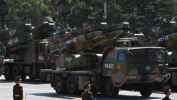 Vojna vozila nose rakete HKu-12 na paradi na Trgu Tjenanmen u Pekingu. - Sputnik Srbija