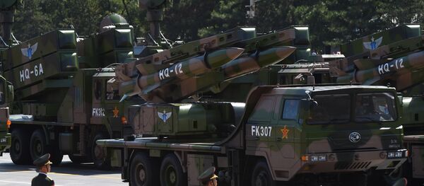 Војна возила носе ракете ХКу-12 на паради на Тргу Тјенанмен у Пекингу. - Sputnik Србија