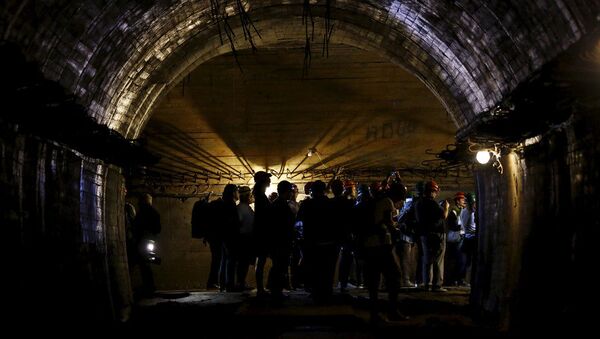 Новинари током обиласка подземних тунела, који су део пројекта нацистичке Немачке „Рисе“, испод замка Ксиаз на југозападу Пољске, где се, наводно, налази нацистички воз. - Sputnik Србија