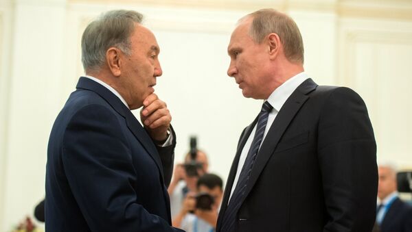 Predsednik Kazahstana Nursultan Nazarbajev i predsednik Rusije Vlarimir Putin tokom sastanka ŠOS u Taškentu. - Sputnik Srbija