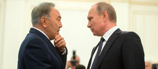 Predsednik Kazahstana Nursultan Nazarbajev i predsednik Rusije Vlarimir Putin tokom sastanka ŠOS u Taškentu. Predsednik Kazahstana Nursultan Nazarbajev i predsednik Rusije Vlarimir Putin tokom sastanka ŠOS u Taškentu. - Sputnik Srbija